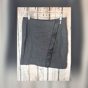 EUC mini skirt by Banana Republic in gray & black sz 6 Smoke-free home